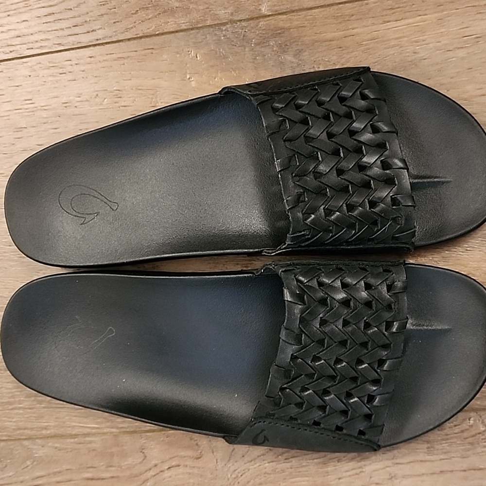 OluKai Kamola slide sandals